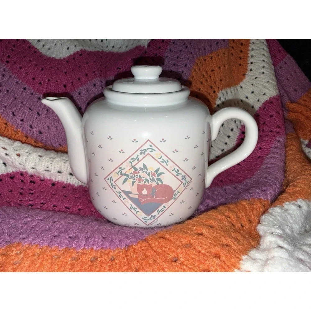 le Chat by Vermillion Tea Pot-No Chips/Cracks w Lid-Cat Design w Flowers Vintage